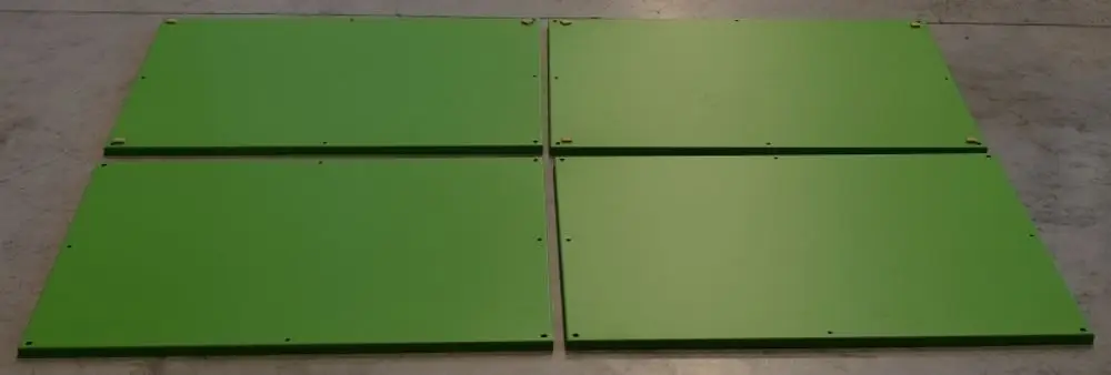 Grüne Metallplatten, flach und rechteckig angeordnet, möglicherweise Teil einer Baugruppe. Erkennbar sind Montagelöcher. Produkt von Remko.