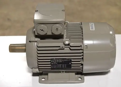 Elektromotor in grauer Ausführung mit Anschlusskasten, Antriebswelle aus Metall und Typenschild. Produkt von Remko für industrielle Anwendungen.