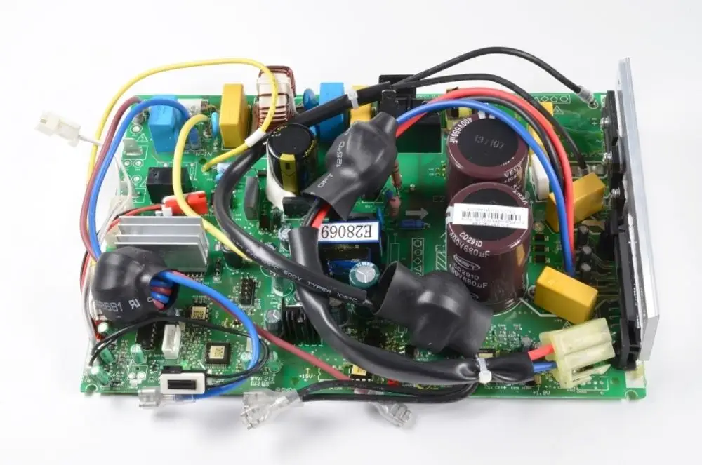 Remko Steuerplatine mit elektronischen Komponenten, Kabeln und Kondensatoren auf gedruckter Schaltung, zur Verwendung in bestimmten Geräten.