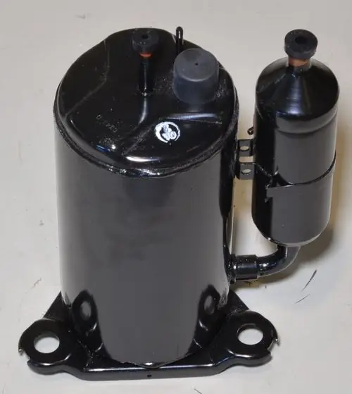 Schwarzer Kompressor von Remko mit zwei Anschlüssen oben und einem zusätzlichen Behälter an der Seite. Montierbar auf einer stabilen Basis.