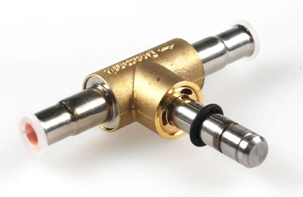 Magnetventil in goldener Ausführung mit mehreren Anschlüssen und Dichtungen. Das Produkt ist von der Marke Remko.