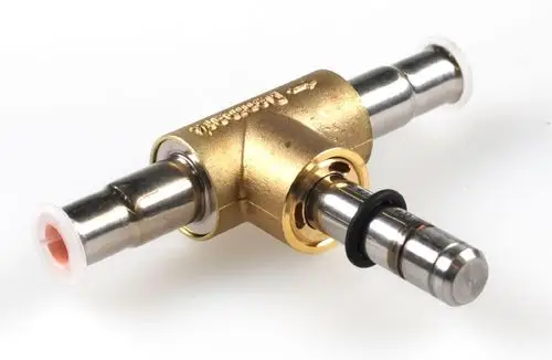 Magnetventil in goldener Ausführung mit mehreren Anschlüssen und Dichtungen. Das Produkt ist von der Marke Remko.