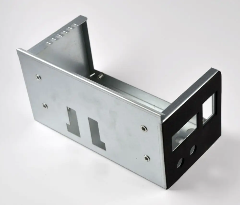 Metallisches Gehäuse mit Fenster und Öffnungen, hergestellt von Remko, zur Montage oder Verwendung in elektrischen Anwendungen.