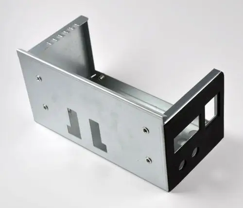 Metallisches Gehäuse mit Fenster und Öffnungen, hergestellt von Remko, zur Montage oder Verwendung in elektrischen Anwendungen.