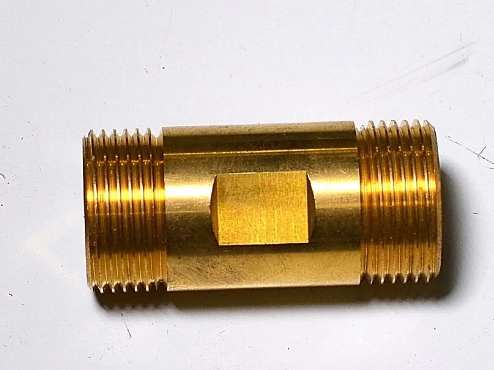 Messing-Distanzstück mit Gewinde und einer mittigen quadratischen Fläche, hergestellt von Remko. Das Produkt hat eine glatte Oberfläche und besteht aus Metall.