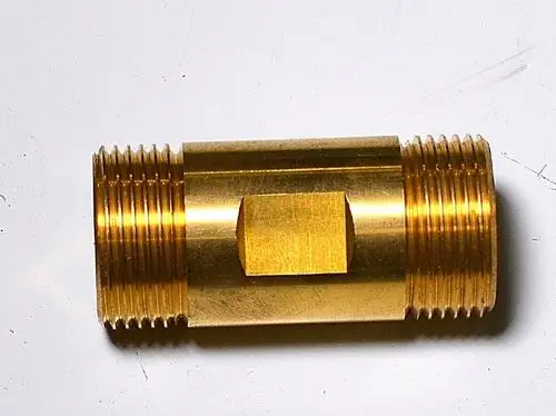 Messing-Distanzstück mit Gewinde und einer mittigen quadratischen Fläche, hergestellt von Remko. Das Produkt hat eine glatte Oberfläche und besteht aus Metall.