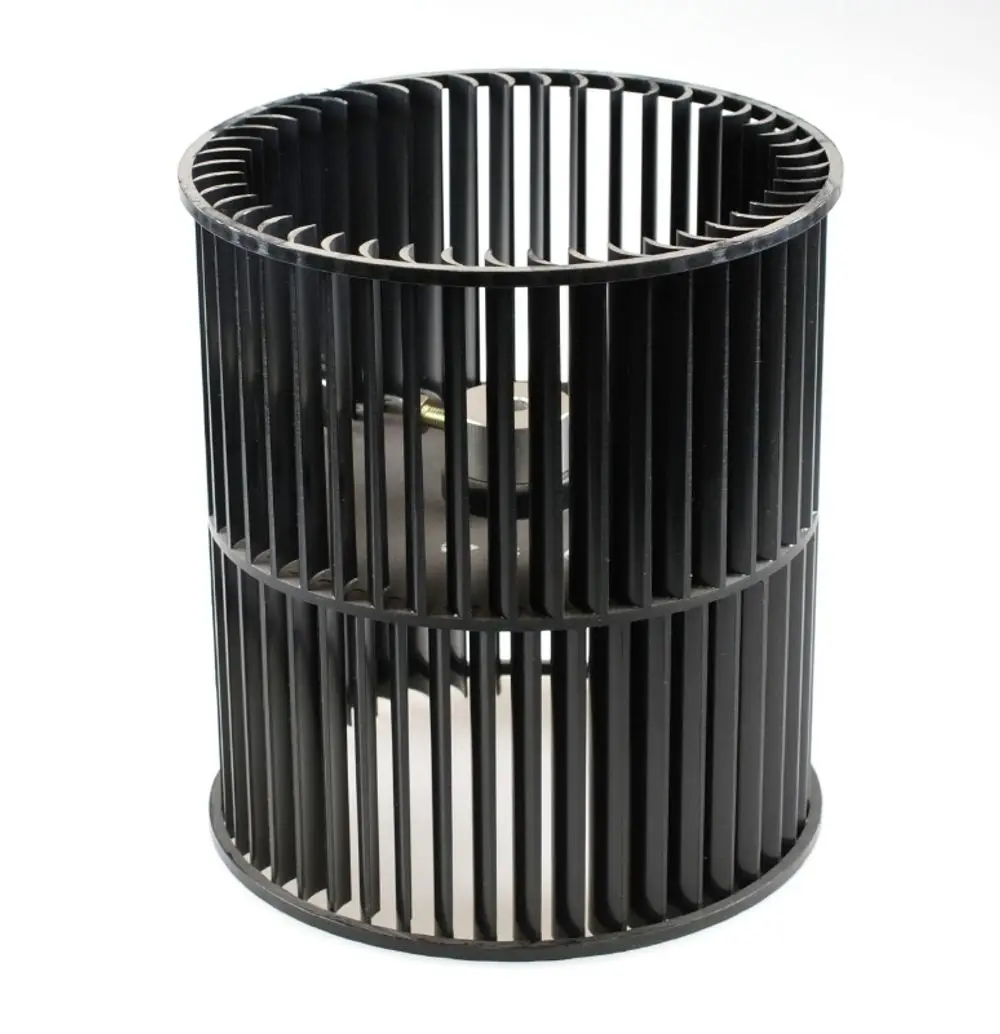 Schwarzes Ventilatorrad mit senkrechten Lamellen und integriertem Motor, hergestellt von Remko, auf einem neutralen Hintergrund.
