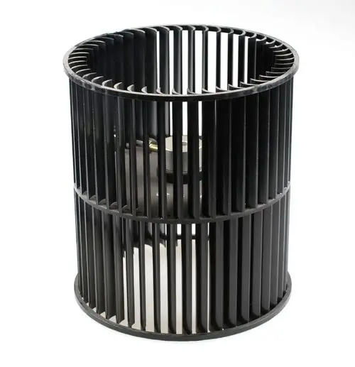 Schwarzes Ventilatorrad mit senkrechten Lamellen und integriertem Motor, hergestellt von Remko, auf einem neutralen Hintergrund.