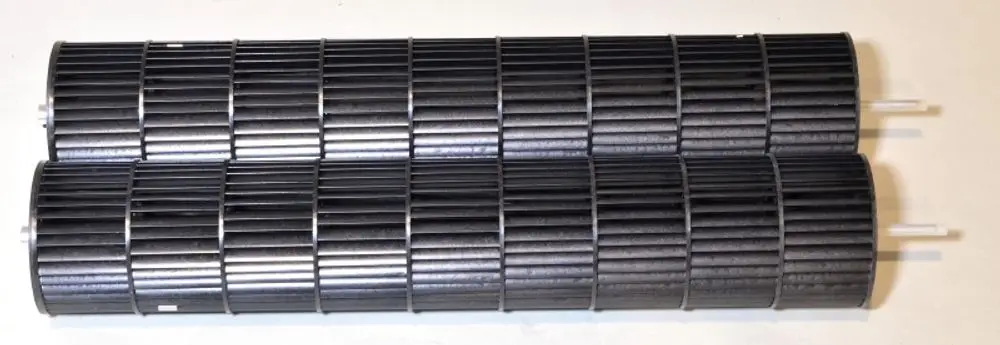 Set aus zwei schwarzen Ventilatorrädern mit vertikalen Lamellen, verwendet in Geräten von Remko. Sichtbare Anschlüsse an beiden Enden.