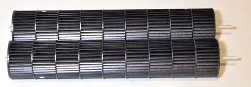 Set aus zwei schwarzen Ventilatorrädern mit vertikalen Lamellen, verwendet in Geräten von Remko. Sichtbare Anschlüsse an beiden Enden.