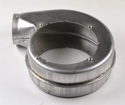Aus Aluminium gefertigt, zeigt das Bild ein Ventilatorgehäuse mit einem angeschlossenen Auslass. Das Gehäuse ist Teil eines Abgasventilators der Marke Remko.