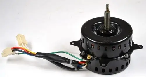 Remko Verdampferventilatormotor mit einer rotierenden Welle und mehreren Anschlusskabeln in verschiedenen Farben. Gehäuse mit Ventilationsöffnungen zur Wärmeabfuhr.