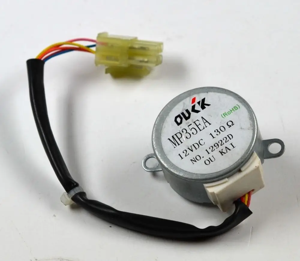 Elektromotor mit mehreren Drähten, an einem Anschlussstecker montiert, für Anwendungen in Heiz- oder Lüftungssystemen, gebrandet mit "Remko".