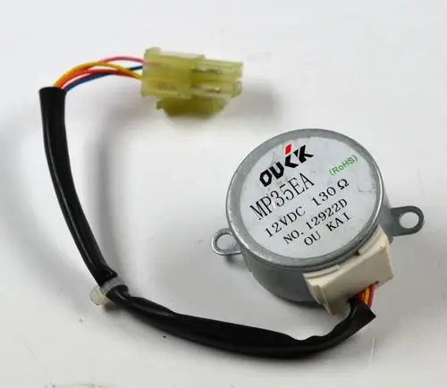 Elektromotor mit mehreren Drähten, an einem Anschlussstecker montiert, für Anwendungen in Heiz- oder Lüftungssystemen, gebrandet mit "Remko".