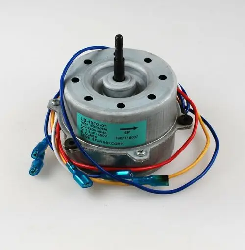 Ventilatormotor mit mehreren Anschlusskabeln, verwendet in Klimageräten oder Lüftungssystemen. Er stammt von der Marke Remko und weist eine robuste Bauweise auf.