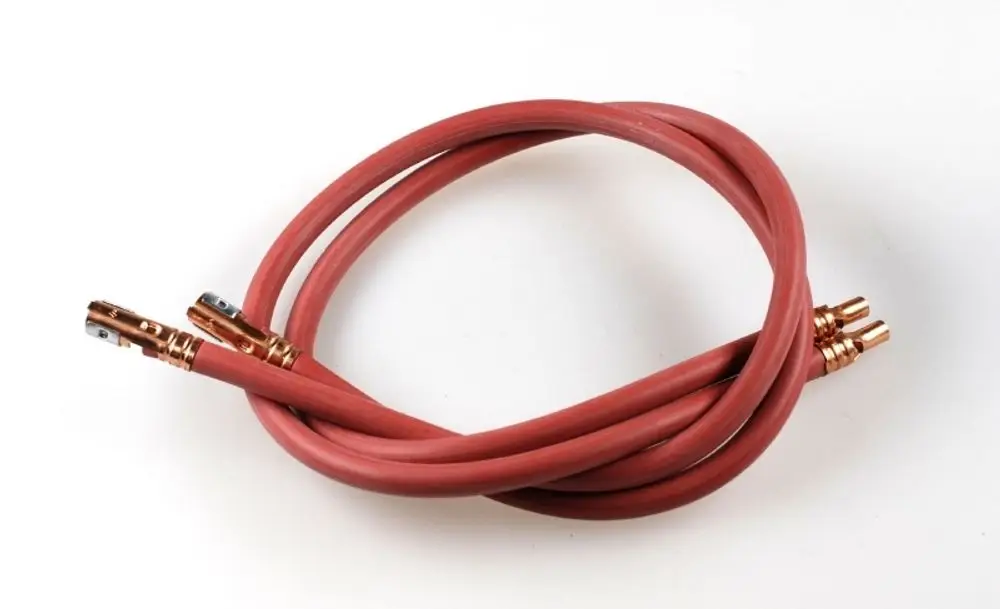 Zündkabel von Remko, bestehend aus zwei isolierten Kabeln mit Kupferanschlüssen, die zur elektrischen Verbindung in Geräten verwendet werden.