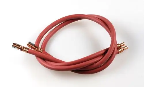 Zündkabel von Remko, bestehend aus zwei isolierten Kabeln mit Kupferanschlüssen, die zur elektrischen Verbindung in Geräten verwendet werden.