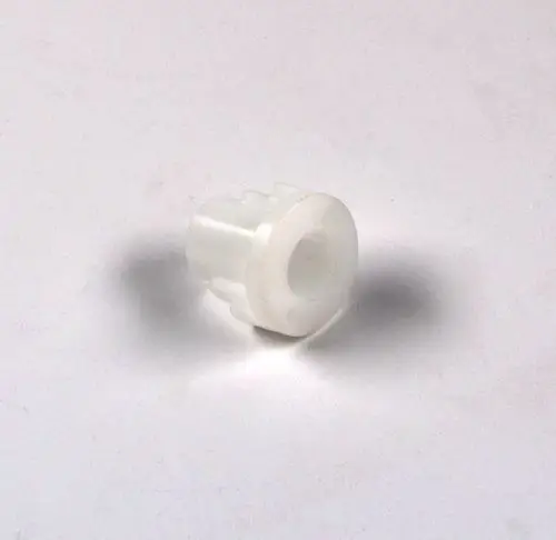 Weiße Pumpenkupplung von Remko, zylindrische Form mit einem zentralen Loch und mehreren Rillen, auf hellem Hintergrund.
