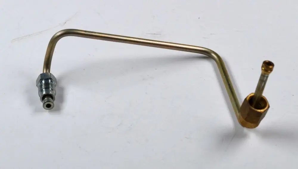 Öldruckleitung mit einem gebogenen Metallrohr und zwei Anschlüssen, produziert von Remko. Geeignet für bestimmte Anwendungen im Bereich Ölversorgung.