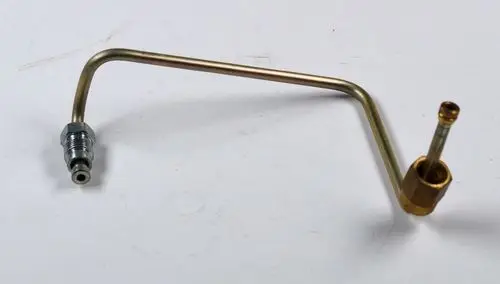 Öldruckleitung mit einem gebogenen Metallrohr und zwei Anschlüssen, produziert von Remko. Geeignet für bestimmte Anwendungen im Bereich Ölversorgung.