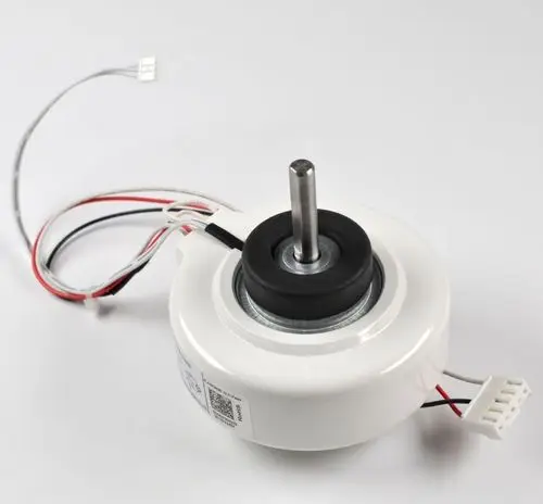 Ventilatormotor mit silbernem Wellenkopf und mehreren elektrischen Anschlüssen, montiert auf einer weißen Gehäuseeinheit, Hersteller Remko.