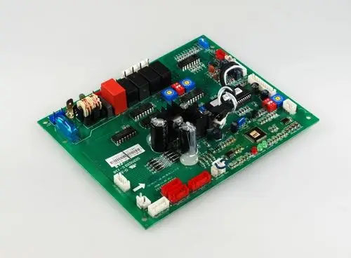 Grüne Steuerplatine mit elektrischen Komponenten, einschließlich Widerständen, Kondensatoren und Steckverbindern, hergestellt von Remko.