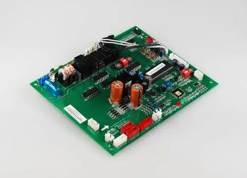 Grüne Steuerplatine mit verschiedenen elektrischen Komponenten und Anschlüssen, hergestellt von Remko. Die Platine weist mehrere Chips, Widerstände und Kondensatoren auf.