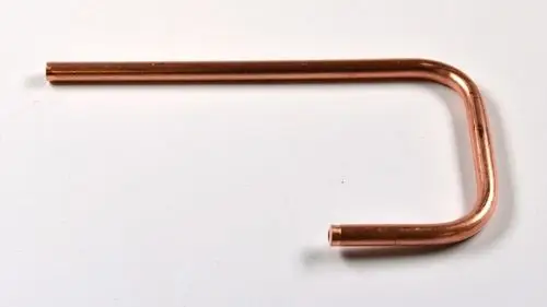 Kupferrohr mit einer gebogenen Form, verwendet für Gasleitungen. Das Produkt könnte Teil eines Systems von Remko sein.