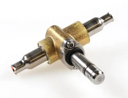 Magnetventil mit metallem Gehäuse und zwei Anschlussrohren, hergestellt von Remko. Das Produkt hat eine mittige, bewegliche Komponente zur Regelung des Durchflusses.