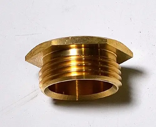 Metallischer Stopfen mit Gewinde und quadratischer Grundfläche. Das Produkt gehört zur Marke Remko.