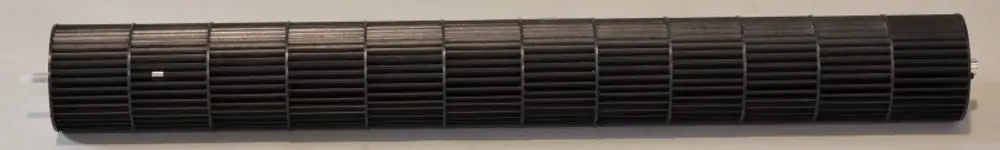Schwarzes Ventilatorrad mit gerillter Oberfläche, hergestellt von Remko, in zylindrischer Form und mittlerer Länge, ohne erkennbaren Aufdruck oder zusätzliche Befestigungselemente.