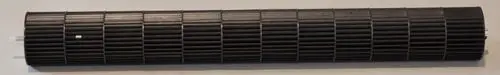 Schwarzes Ventilatorrad mit gerillter Oberfläche, hergestellt von Remko, in zylindrischer Form und mittlerer Länge, ohne erkennbaren Aufdruck oder zusätzliche Befestigungselemente.