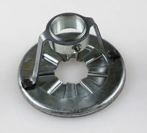 Metallische Stauscheibe mit zentralem Gewinde und seitlichen Halterungen, gefertigt von Remko. Geeignet für diverse technische Anwendungen.