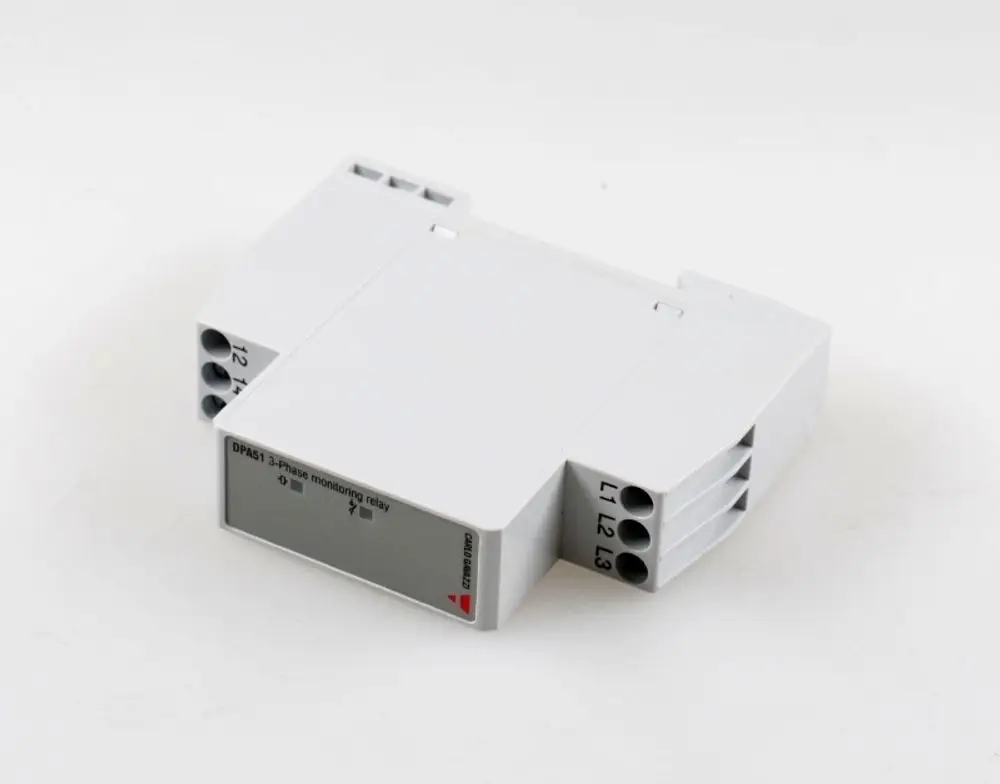 Phasenüberwachungsrelais in kompaktem Design von Remko, mit Anschlüssen für drei Phasen. Verwendung in elektrischen Systemen zur Überwachung der Phasenansprüche.
