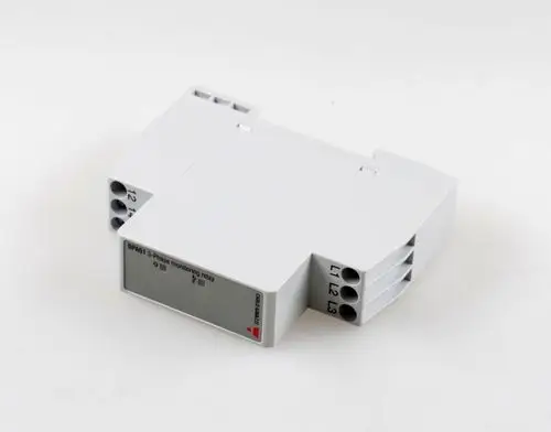 Phasenüberwachungsrelais in kompaktem Design von Remko, mit Anschlüssen für drei Phasen. Verwendung in elektrischen Systemen zur Überwachung der Phasenansprüche.
