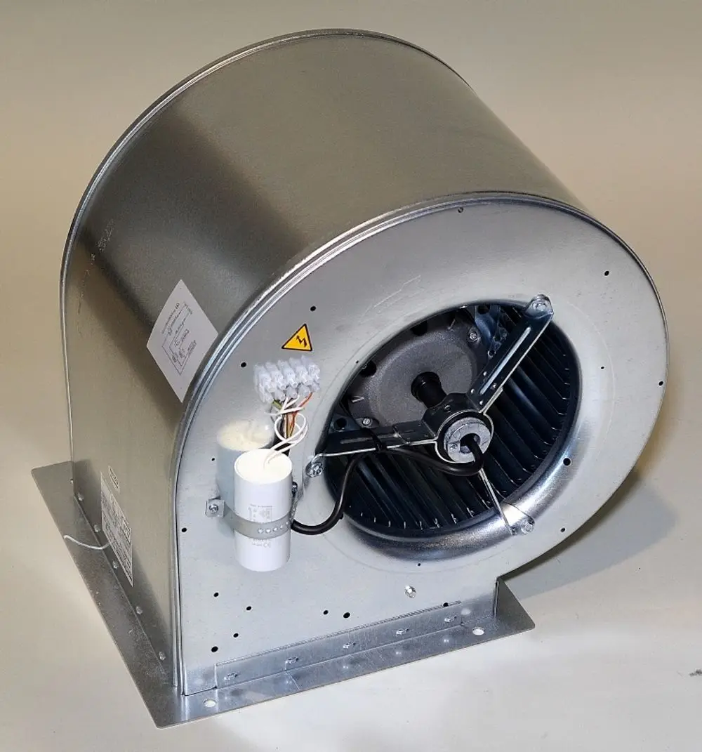Radialventilator der Marke Remko, in metallener Gehäuseform mit sichtbarem Rotor und elektrischen Anschlussmöglichkeiten auf der linken Seite.