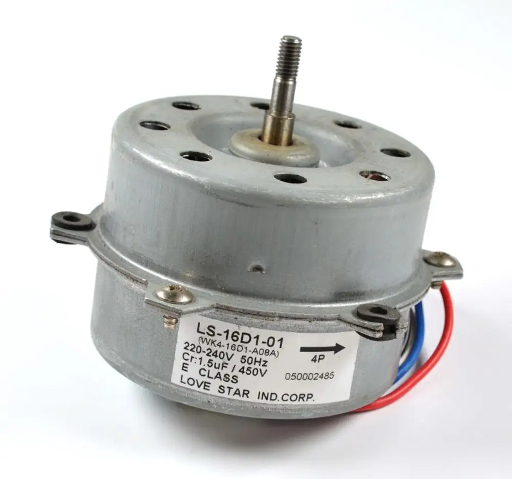 Ventilatormotor in silberner Ausführung mit Anschlusskabeln. Hersteller: Remko. Auf dem Gehäuse sind technische Spezifikationen und Modellnummern gut sichtbar.