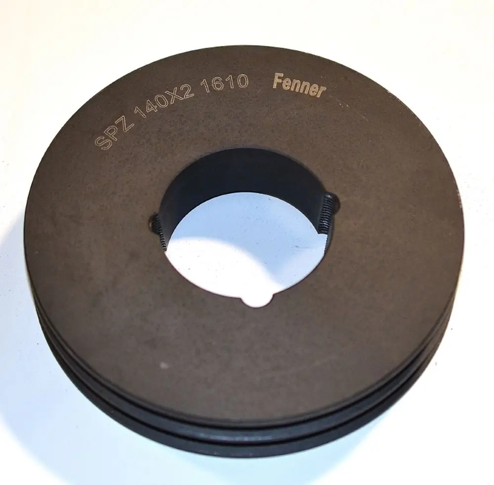 Schwarze Keilriemenscheibe mit mittigem Loch, zwei Rillen, in einfacher Ausführung. Sichtbare Markierung "Fenner". Geeignet für mechanische Anwendungen.