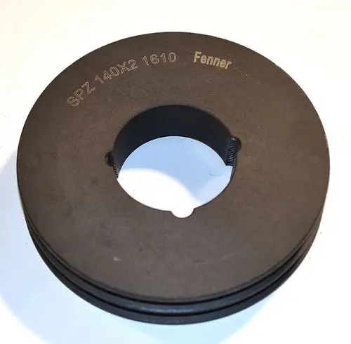 Schwarze Keilriemenscheibe mit mittigem Loch, zwei Rillen, in einfacher Ausführung. Sichtbare Markierung "Fenner". Geeignet für mechanische Anwendungen.
