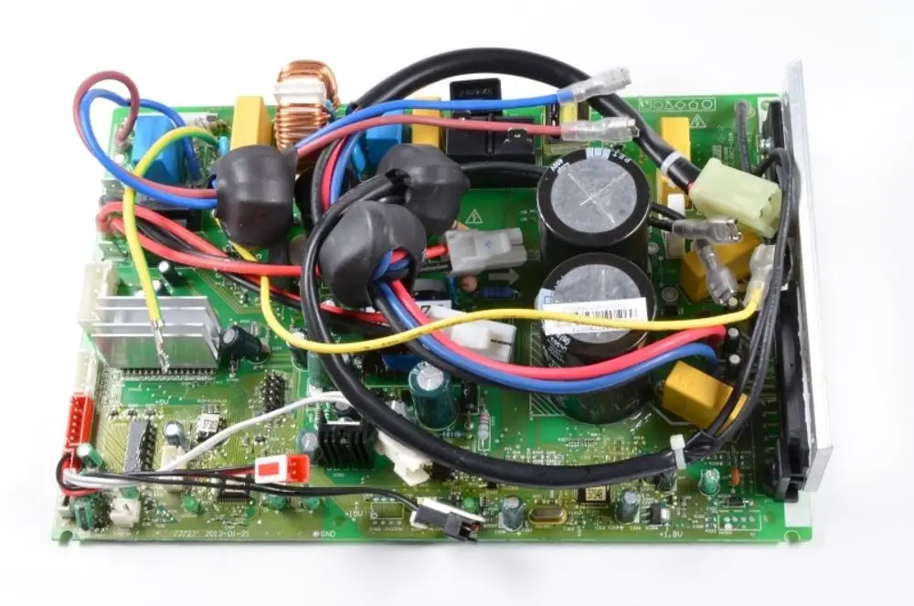 Steuerplatine von Remko mit mehreren Kondensatoren, Kabelverbindungen und verschiedenen elektronischen Komponenten auf grüner Leiterplatte.