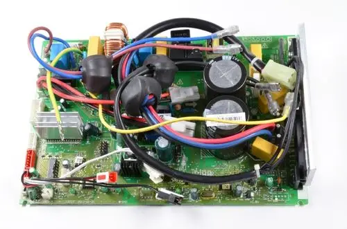 Steuerplatine von Remko mit mehreren Kondensatoren, Kabelverbindungen und verschiedenen elektronischen Komponenten auf grüner Leiterplatte.