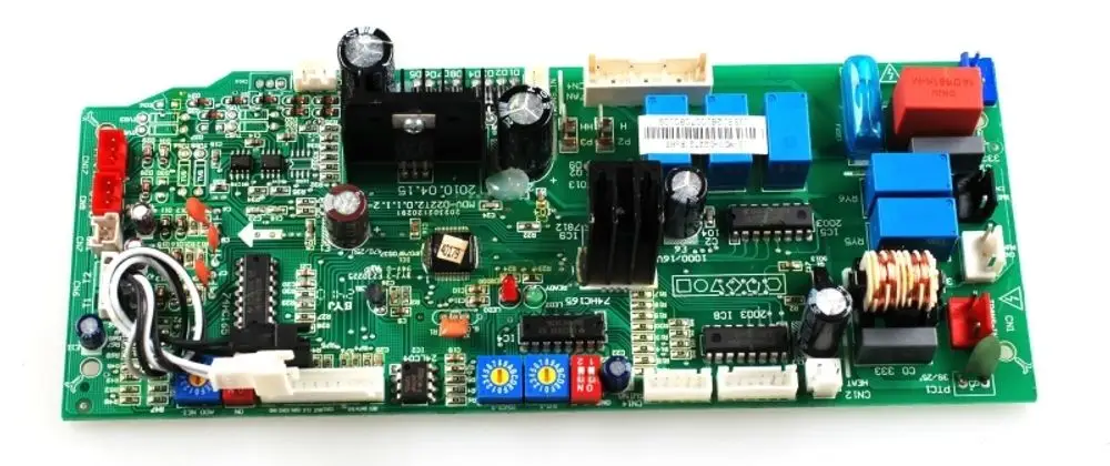 Steuerplatine von Remko, mit verschiedenen elektrischen Bauteilen, Anschlüssen und Relais, für den Einsatz in Steuerungs- und Regelungssystemen.