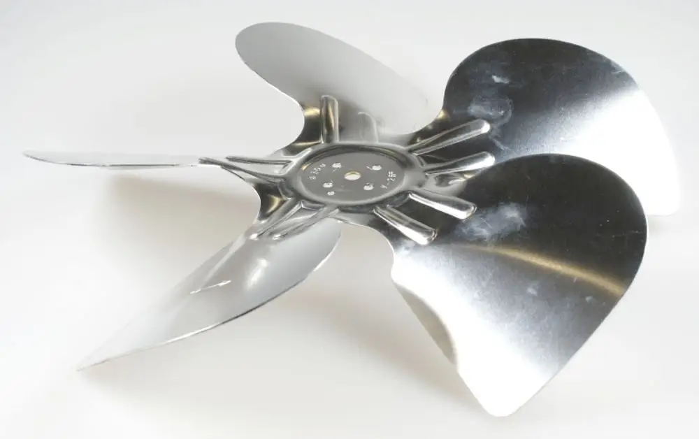 Ventilatorflügel aus Metall mit vier Blättern, hergestellt von Remko, auf weißem Hintergrund.