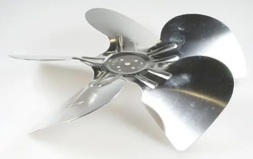 Ventilatorflügel aus Metall mit vier Blättern, hergestellt von Remko, auf weißem Hintergrund.