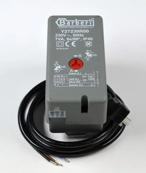 Graues elektrisches Steuergerät mit Anschlusskabel und mehreren Drähten, beschriftet für den Anschluss, produziert von Remko, geeignet für Regelungssysteme.