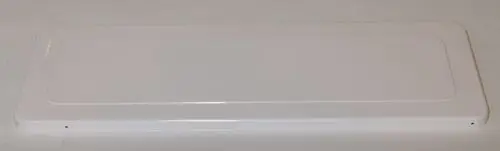 Weißes, flaches Blech, geeignet für die Abdeckung von Geräten oder technischen Installationen, möglicherweise von der Marke Remko.