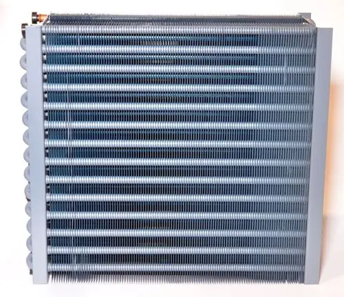 Wärmetauscher von Remko mit schmalen Lamellen. Das gesamte Paket ist für den Einsatz in Heizungs- oder Kühlsystemen konzipiert und zeigt eine metallische Bauweise.