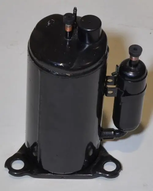 Schwarzer Kompressor von Remko mit zwei angeschlossenen Rohren. Der Kompressor hat eine zylindrische Form und eine stabile Basis zur Montage.