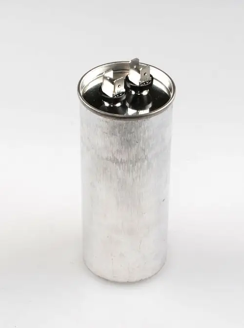 Aluminium-Zylinderkondensator mit zwei Anschlüssen oben, zu sehen vor neutralem Hintergrund. Produkt von Remko, möglicherweise für den Einsatz in Klimaanlagen oder ähnlichen Geräten.