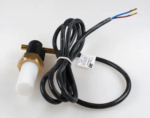 Strömungsschalter mit einer weißen Kunststoffhülse und einem schwarzen Gehäuse, verbunden mit einem Kabel. Hersteller ist Remko.